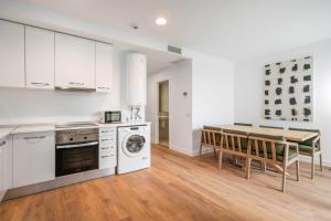 Smart Business Stay 2BR Apt & Parking