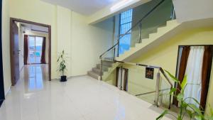 ll EMPYREAN STAYS II GOOD LUCK VILLA II MALAVALI II