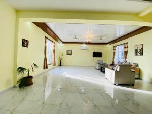 ll EMPYREAN STAYS II GOOD LUCK VILLA II MALAVALI II