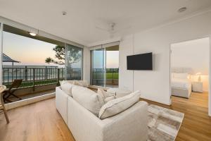 Absolute Beachfront Apartment with Direct Pool