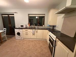 Walk to Town Centre, 2BR Base near Cork & Kinsale