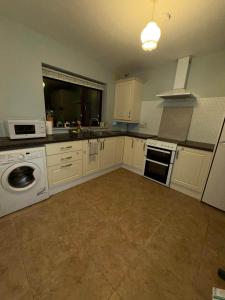 Walk to Town Centre, 2BR Base near Cork & Kinsale