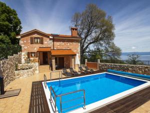 Holiday Home Geräumiges Ferienhaus in Brseč mit Privatem Pool by Interhome