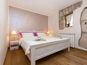 Holiday Home Geräumiges Ferienhaus in Brseč mit Privatem Pool by Interhome