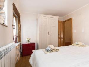 Holiday Home Geräumiges Ferienhaus in Brseč mit Privatem Pool by Interhome