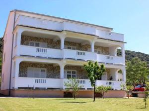 Apartment Dachgeschosswohnung auf zwei Etagen mit schönem Meerblick by Interhome
