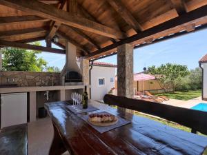 Holiday Home Haus Daniela mit überdachter Terrasse und Pool by Interhome