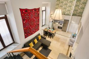 Santiago 39, by Homing U