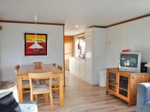 Apartment Strandnahes Chalet mit überdachter Veranda by Interhome