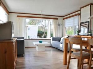 Apartment Strandnahes Chalet mit überdachter Veranda by Interhome