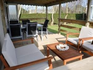 Apartment Strandnahes Chalet mit überdachter Veranda by Interhome