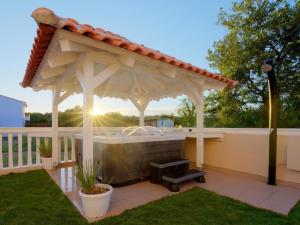 Apartment Moderne Ferienwohnung mit jacuzzi by Interhome