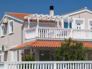Apartment Moderne Ferienwohnung mit jacuzzi by Interhome