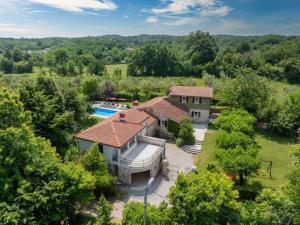 Holiday Home Gemütliches Ferienhaus in Ružići mit Offenem Kamin by Interhome