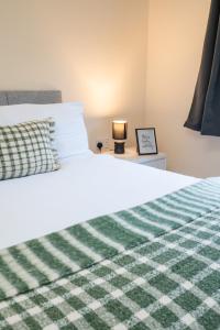 3BR House Sleeps 6 with Parking Near Ormeau Park