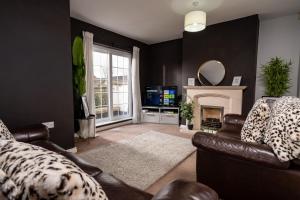 3BR House Sleeps 6 with Parking Near Ormeau Park