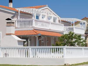 Apartment mit Jacuzzi- Garten und Parkplatz by Interhome