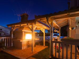 Apartment mit Jacuzzi- Garten und Parkplatz by Interhome