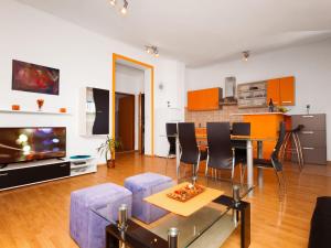 Apartment mit Jacuzzi- Garten und Parkplatz by Interhome