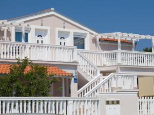 Apartment mit Jacuzzi- Garten und Parkplatz by Interhome