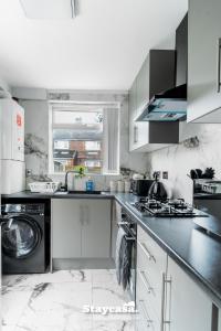 Spacious 4-Bed Home near Didsbury
