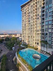 Chiang Mai 1-bed new condo, pool view