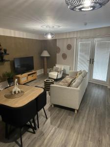 Executive 2 Bed Condo with Free Parking