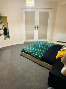 Executive 2 Bed Condo with Free Parking