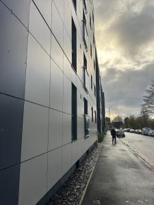 Executive 2 Bed Condo with Free Parking