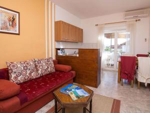 Apartment Ruhiges Appartement mit Terrasse in Strandnähe by Interhome