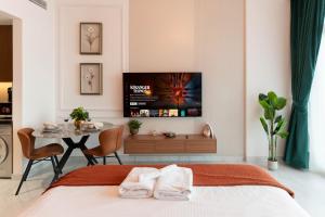 Elegant Studio with Balcony & Pool in Dubai Studio City