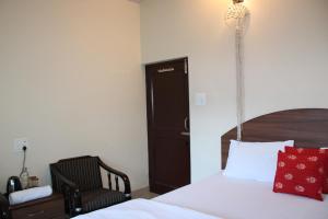 Aditya Homestay Bir-Billing surrounded by Mountains