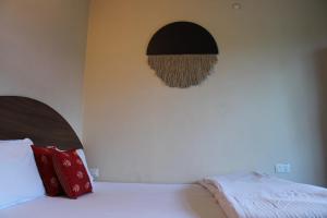 Aditya Homestay Bir-Billing surrounded by Mountains