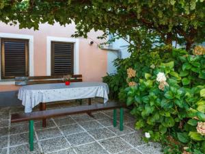 Apartment Appartement Sankovic by Interhome