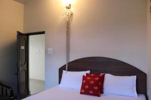 Aditya Homestay Bir-Billing surrounded by Mountains