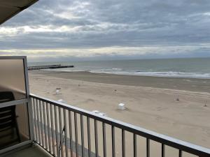 Golfslag 7b, studio with sea view in Blankenberge