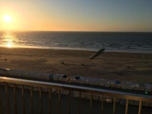 Golfslag 7b, studio with sea view in Blankenberge