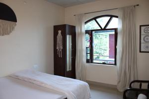 Aditya Homestay Bir-Billing surrounded by Mountains