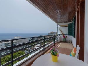Apartment Wohnung mit Balkon und Aussicht in São Martinho by Interhome