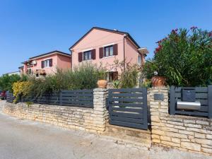 Apartment Schöne Wohnung Funtana Nr-4 by Interhome