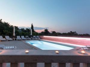 Holiday Home Haus in Vinkuran mit Pool und Bergblick by Interhome