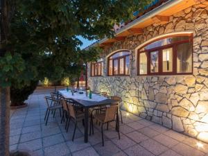 Holiday Home Haus in Vinkuran mit Pool und Bergblick by Interhome