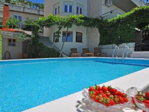 Holiday Home Geräumiges Ferienhaus in Omiš mit Privatem Pool by Interhome