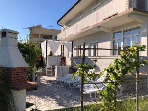 Apartment Erdgeschosswohnung mit Terrasse für sechs Personen by Interhome