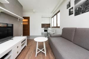 White and Grey Apartment in Cracow with Parking by Noclegi Renters