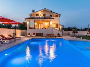 Holiday Home Nettes Ferienhaus in Pomer mit Privatem Pool by Interhome