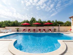 Holiday Home Nettes Ferienhaus in Pomer mit Privatem Pool by Interhome