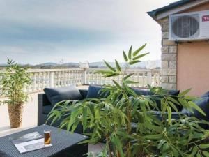 Apartment Laura mit Pool by Interhome