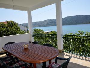 Apartment Schöne Wohnung in Poljica mit privatem Parkplatz by Interhome