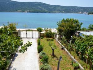 Apartment Schöne Wohnung in Poljica mit privatem Parkplatz by Interhome